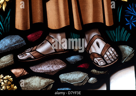 Füße des Heiligen Franziskus von Assisi mit Stigmata-Buntglas, St. Peter's Church, Budleigh Salterton, Devon, England, Großbritannien Stockfoto