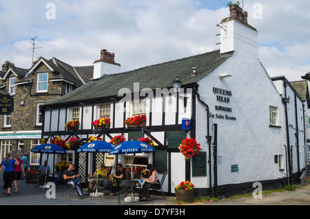 Queens Head Pub in Hawkshead Dorf in der Seenplatte, Cumbria, England. Stockfoto