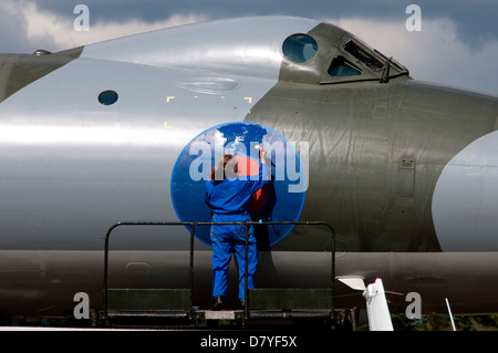 Frau Malerei roundel auf Avro Vulcan Flugzeuge am Flugplatz Wellesbourne, Warwickshire, England, Großbritannien Stockfoto