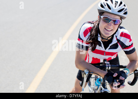 Radfahrer, die lächelnd auf Landstraße Stockfoto