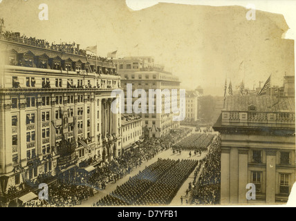 Dieses Foto zeigt die Waffenstillstandsparade, die anlässlich des Endes des Ersten Weltkriegs stattfand. Die Parade symbolisiert die Einstellung der Feindseligkeiten und den Frieden, der nach Jahren des Konflikts erzielt wurde. Stockfoto