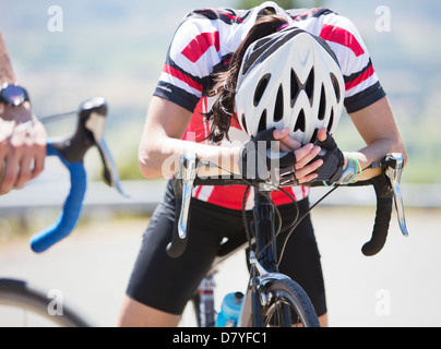 Enttäuscht Radfahrer ruhen am Lenker Stockfoto