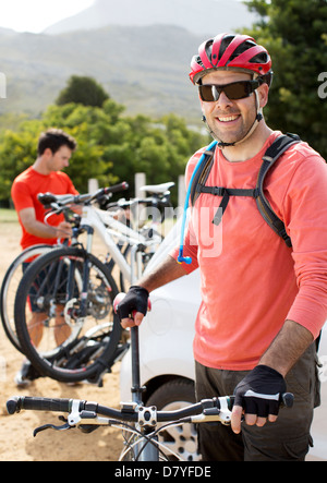 Mountainbiker, die lächelnd im freien Stockfoto