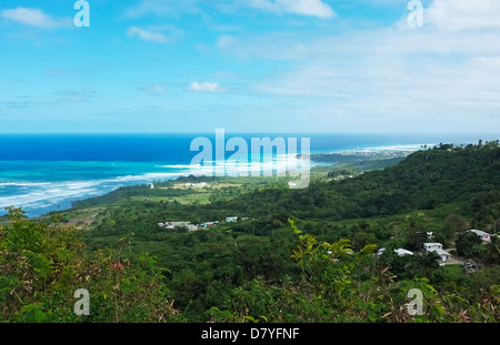 Blick auf Atlantik von St John Parish Church in Barbados, West Indies. Stockfoto