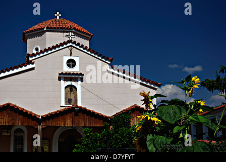 Orthodoxe Kirche in sonnigen Sommertag mit klaren, blauen Himmel und mit Sonnenblumen vor. Stockfoto