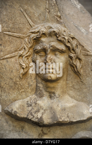 Altar für Sol, dem Sonnengott. Die Inschrift gibt ein Datum (87 n. Chr.) und benennt die Sklavin Abascantus Euporianus als Zertifizierer. Stockfoto