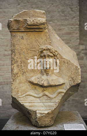 Altar für Sol, dem Sonnengott. Die Inschrift gibt ein Datum (87 n. Chr.) und benennt die Sklavin Abascantus Euporianus als Zertifizierer. Stockfoto