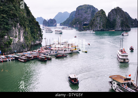 Ha Long Bucht, Vietnam - touristische Kreuzfahrt Schiffe Stockfoto