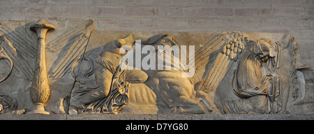 Römische Kunst. Sieg-Göttinnen Kandelaber schmücken und Bullen zu opfern. Fries aus dem zentralen Gebäude des Trajan-Forum. Rom. Stockfoto