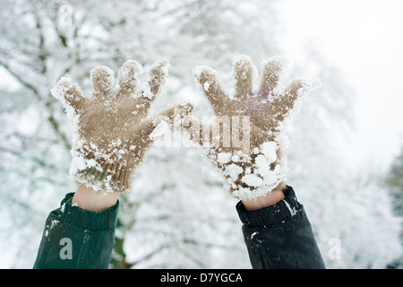 Nahaufnahme von verschneiten Handschuhe Stockfoto