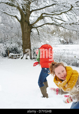 Mutter und Tochter spielen im Schnee Stockfoto