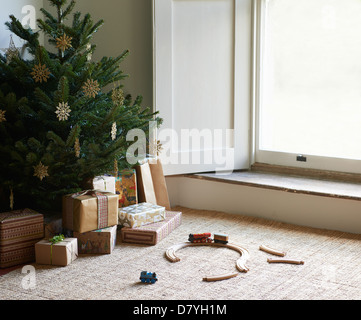 Eisenbahn-Set und Weihnachtsgeschenke unter Baum Stockfoto