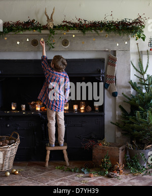 Junge Dekoration Weihnachten Kamin Stockfoto