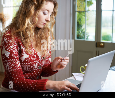 Frau shopping auf laptop Stockfoto