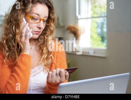 Frau am Telefon einkaufen Stockfoto