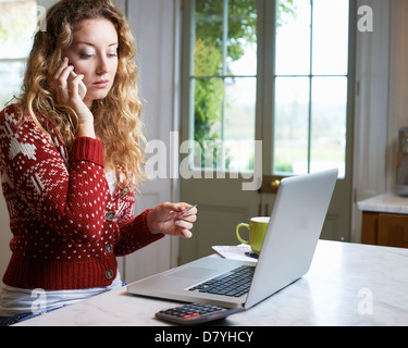 Frau am Telefon einkaufen Stockfoto