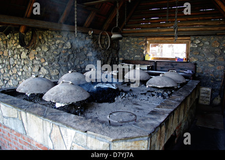 Traditionelle Art der Herstellung Gerichte unter Führung Abdeckung im offenen Ofen auf Phasenkohle. Stockfoto