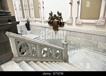monumentalen Innenraum Marmortreppe mit geschnitzten Blatt Form Geländer & Bronze Wappen Landing Palacio Municipal Puebla Stockfoto