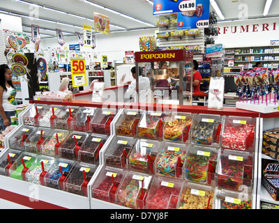 üppige Display Lagerplätze bunte bunte kleine alte altmodischen Bonbons Woolworth speichern Puebla Mexiko Stockfoto
