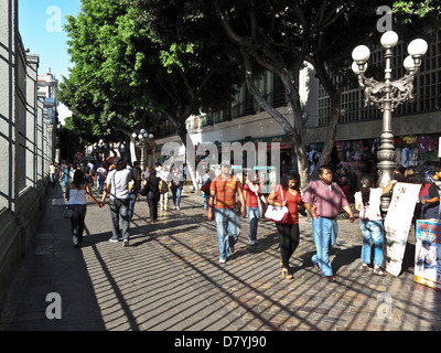 Menschen zu genießen, bummeln & Einkaufen in Frühlingssonne auf begrünten Fußgänger Straße Calle Cinco De Mayo-Puebla-Altstadt Stockfoto