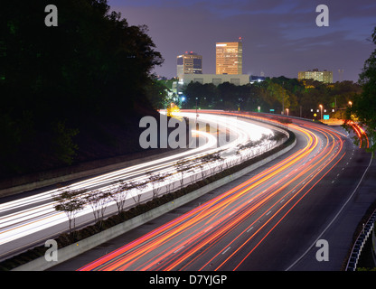 Greenville, South Carolina Skyline über den Verkehrsfluss auf Interstate 385. Stockfoto