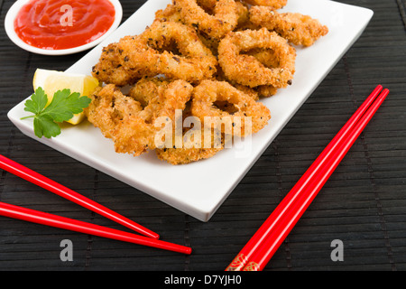 IKA Furai - tief gebratene panierte Tintenfischringe mit Chili-Sauce. Stockfoto