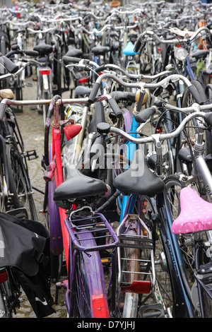 Fahrrad-Parken in Maastricht, die älteste Stadt in den Niederlanden Stockfoto