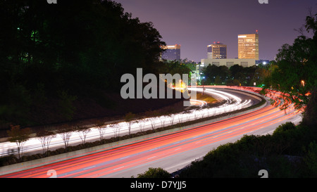 Greenville, South Carolina Skyline über den Verkehrsfluss auf Interstate 385. Stockfoto