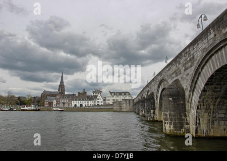 St. Servatius Brücke über die Maas in Maastricht, Niederlande. Tagsüber bewölkt und dunkel Stockfoto