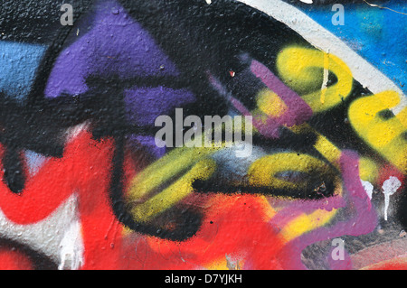 Verschmierte Sprühfarbe Detail auf Graffitiwand abgedeckt. Stockfoto