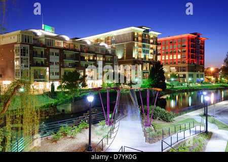 Greenville, South Carolina in Falls Park in der Innenstadt in der Nacht. Stockfoto