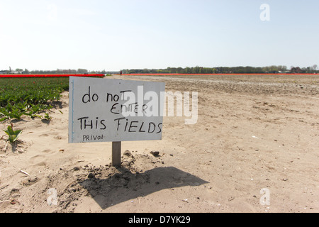 Bitte geben Sie nicht Panel in Blumenfeldern in Keukenhof, Niederlande. Stockfoto