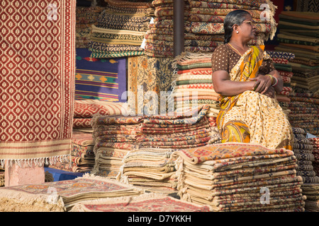 Frau verkaufen Teppiche in Dili Haat in Delhi, Indien Stockfoto