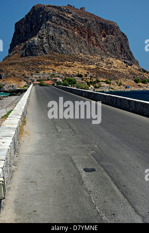 Monemvasia ist eine mächtige mittelalterliche Festungsstadt in Griechenland befindet sich auf einer kleinen Halbinsel vor der Ostküste des Peloponnes. Stockfoto