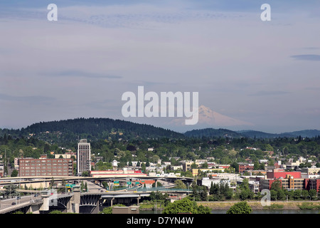 Portland Oregon Innenstadt mit Mount Hood und Willamette River View Stockfoto