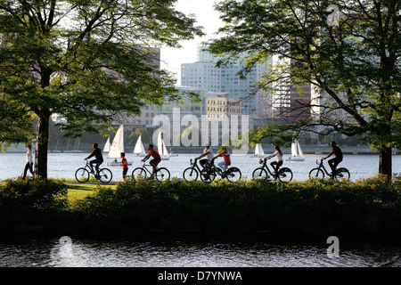 Radfahrer auf der Esplanade entlang des Charles River in Boston, Massachusetts Stockfoto