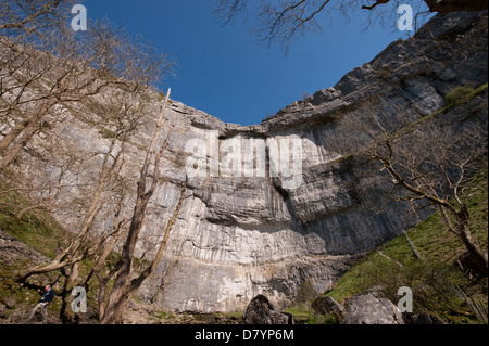 Sonnige Aussicht auf dramatische Malham Cove unter tief blauen Himmel - riesigen, steilen, gewundenen Kalksteinfelsen in wunderschönen Yorkshire Dales, England, GB, UK. Stockfoto