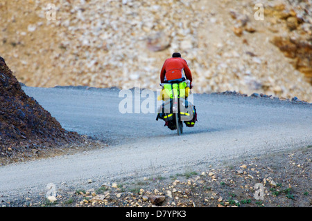 Radfahrer, beladen mit Campingausrüstung reiten die eingeschränkte Zufahrt über Thorofare Pass, Denali National Park, Alaska, USA Stockfoto