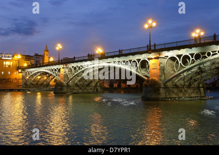 Triana-Brücke und Fluss Guadalquivir, Sevilla, Region von Andalusien, Spanien, Europa Stockfoto