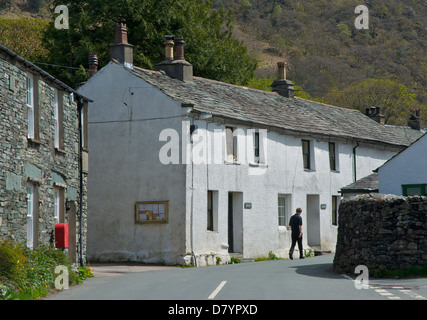 Junger Mann, ein Spaziergang durch das Dorf Rosthwaite, Borrowdale, Nationalpark Lake District, Cumbria, England UK Stockfoto