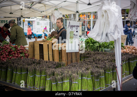 Shopper in der Union Square Greenmarket am Mittwoch, 15. Mai 2013 in New York. (© Richard B. Levine) Stockfoto