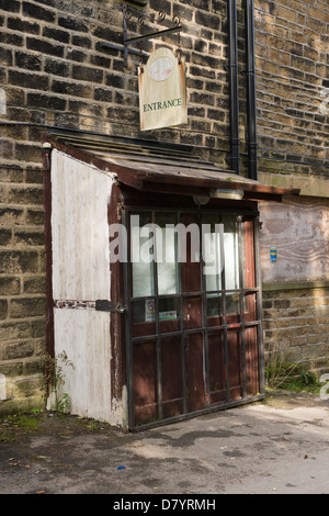 Hängeschild über Verfallenen Eingang zu Geschäftsabschlüssen (Gesperrt & Holztüren verschraubt) - greenholme Mills Trading Estate, in der Nähe von Skipton, England, UK. Stockfoto