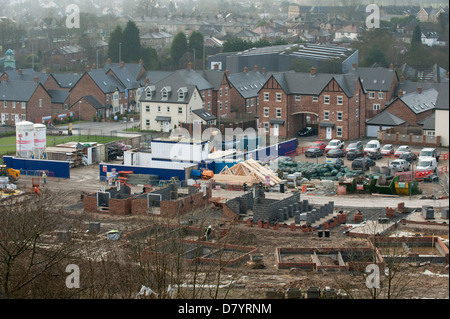 Hohe Aussicht auf neue große städtische Wohnsiedlung im Bau (einige Häuser abgeschlossen und einige gebaut wird) - guiseley Leeds, West Yorkshire, GB, UK. Stockfoto