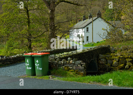 Wheelie-Behälter für die Sammlung in das Dorf Seatoller, Borrowdale, Nationalpark Lake District, Cumbria, England UK ausgelassen Stockfoto