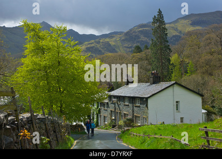 Ältere Wanderer im Dorf Seatoller, Borrowdale, Nationalpark Lake District, Cumbria, England UK Stockfoto