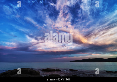 Sonnenuntergang über einem tropischen Meer. Thailand, Phuket, Karon beach Stockfoto