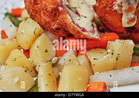 Hähnchen Cordonbleu mit gekochten Kartoffeln hautnah Stockfoto