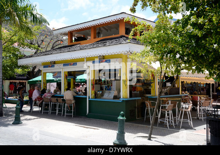 Bar im Freien auf der Einkaufsstraße in Philipsburg, St.Maarten, Niederländische Antillen Stockfoto