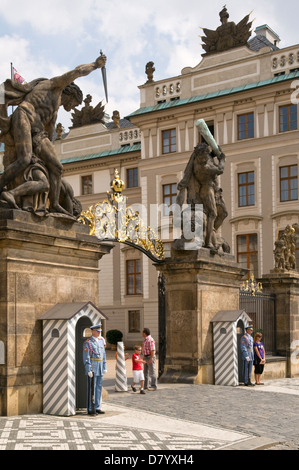 Eingang zur Prager Burg, Prag, Tschechische Republik Stockfoto