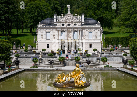 Schloss Linderhof und goldene Statue, Bayern, Deutschland Stockfoto